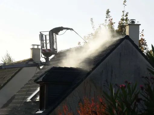 Nettoyage d'une toiture avec nacelle à Montpellier, Montpellier, Bruno entretient vos jardins